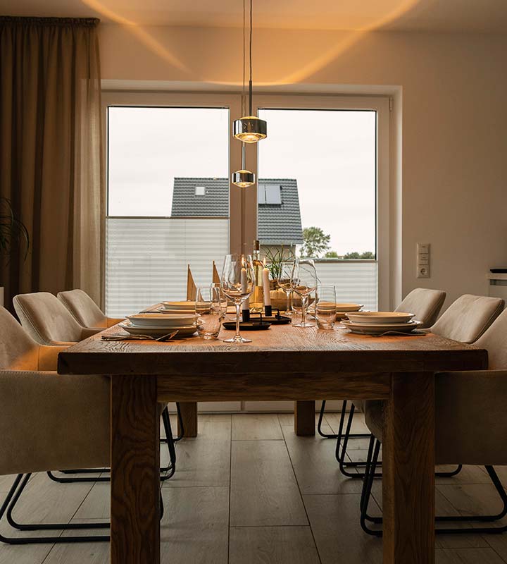 Ein großer Esstisch